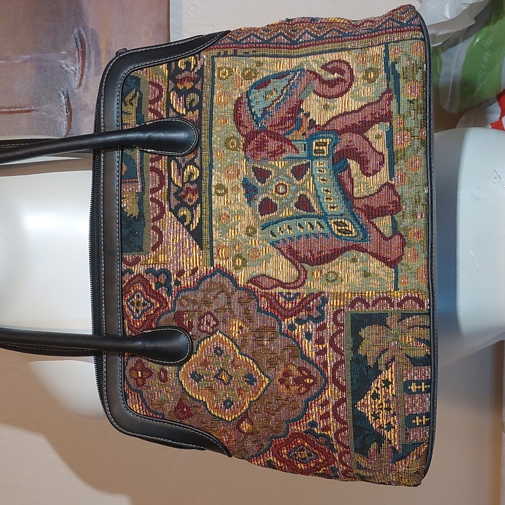 Tapestry style purse. No brand. Pre-owned very good condition.